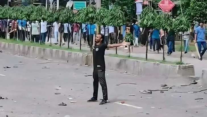 জাতীয় শিক্ষাক্রম ও পাঠ্যপুস্তকে শহীদ আবু সাঈদকে নিয়ে দুই বইয়ে দুই তথ্য।